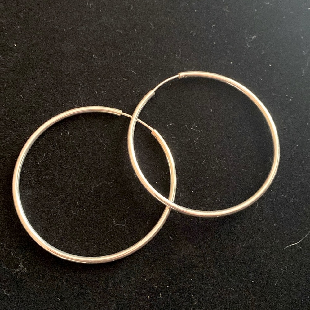 Silpada 925 sterling silver hoop.